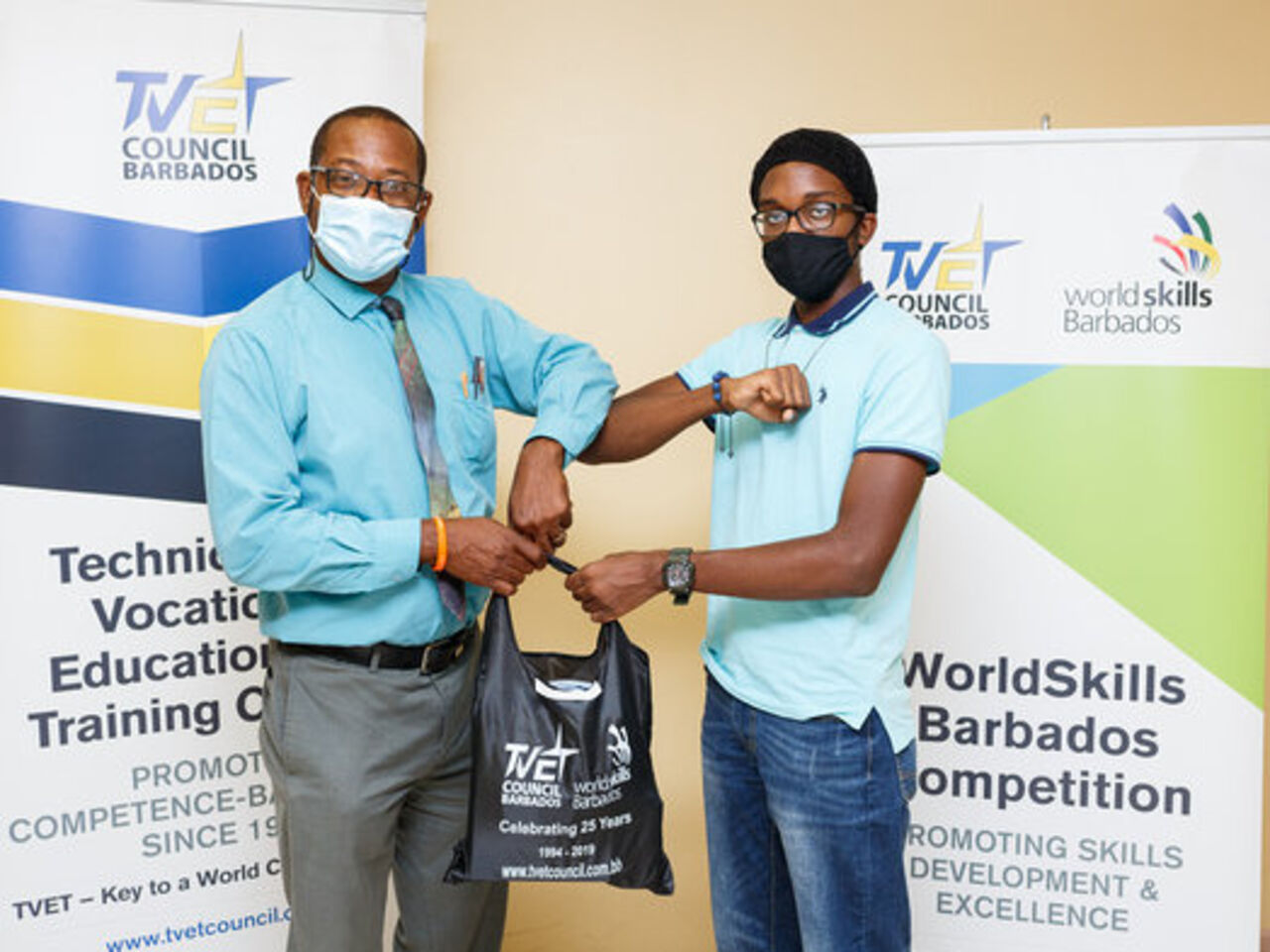 学生获得奖品成功完成Worldskills Barbados初级技能营。
