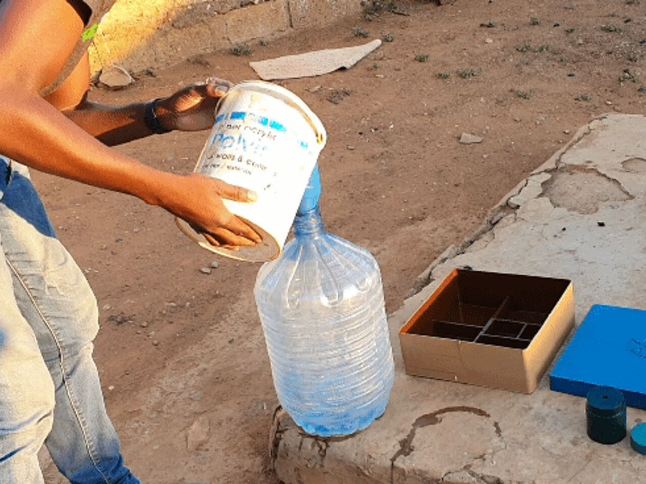 来自乌干达的RUWAFIKI团队（代表农村水过滤套件）已经开发了他们项目的四个原型。