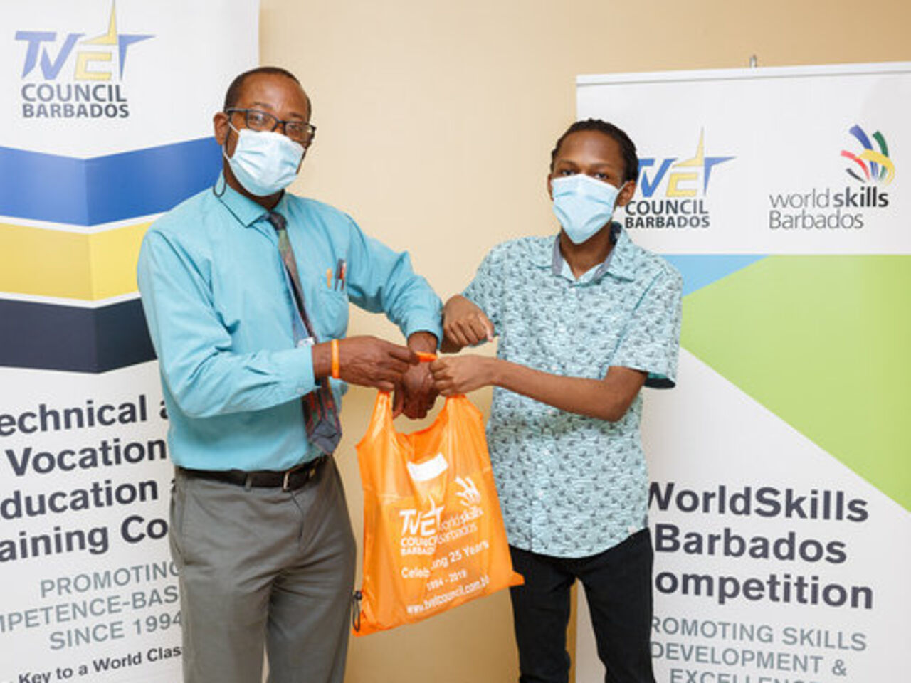 学生获得奖品成功完成Worldskills Barbados初级技能营。