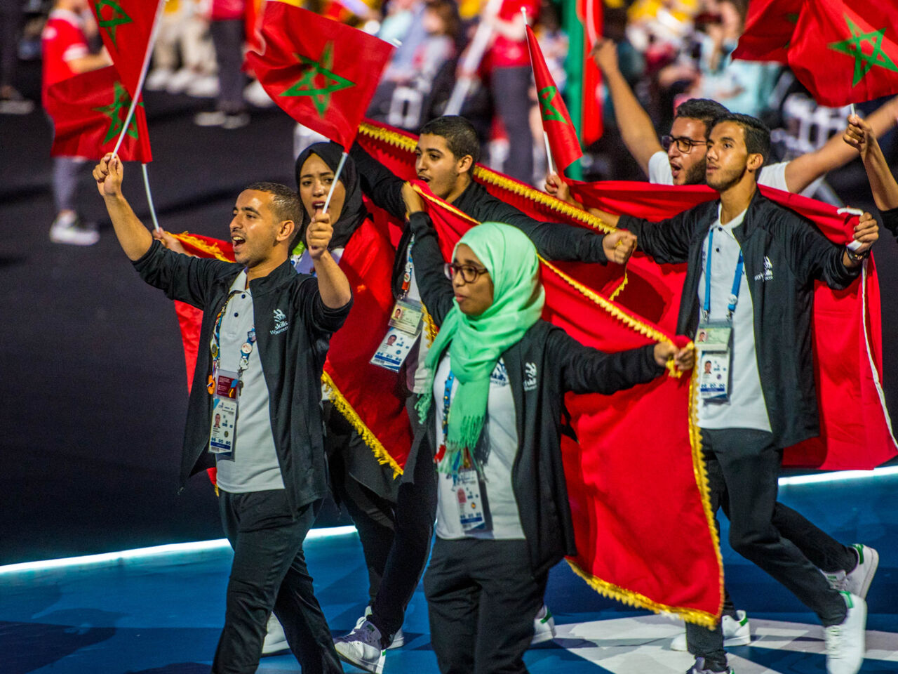 yoursa assali抱着摩洛哥旗子作为在俄罗斯Worldskills喀山的开幕式期间的国家队的一部分。