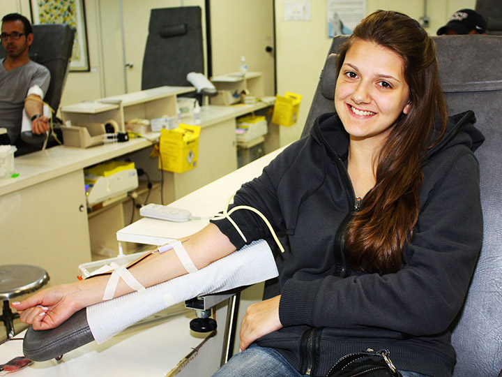 一名年轻女子在做献血时微笑。