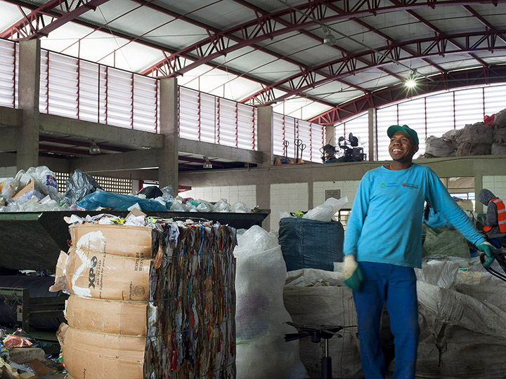 照片来自Instituto S.O.S.- 一个男性工作者在可回收的废物中心微笑