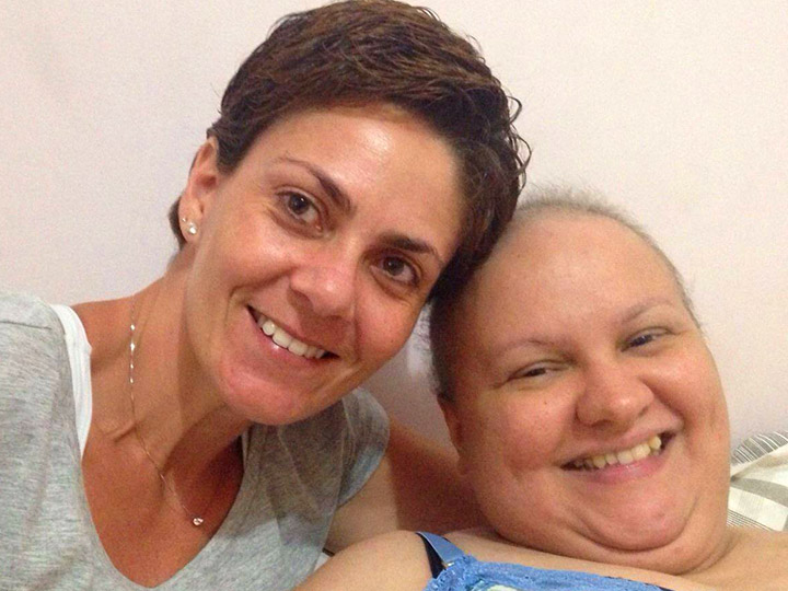 一位正在治疗癌症的病人和她的亲戚在微笑