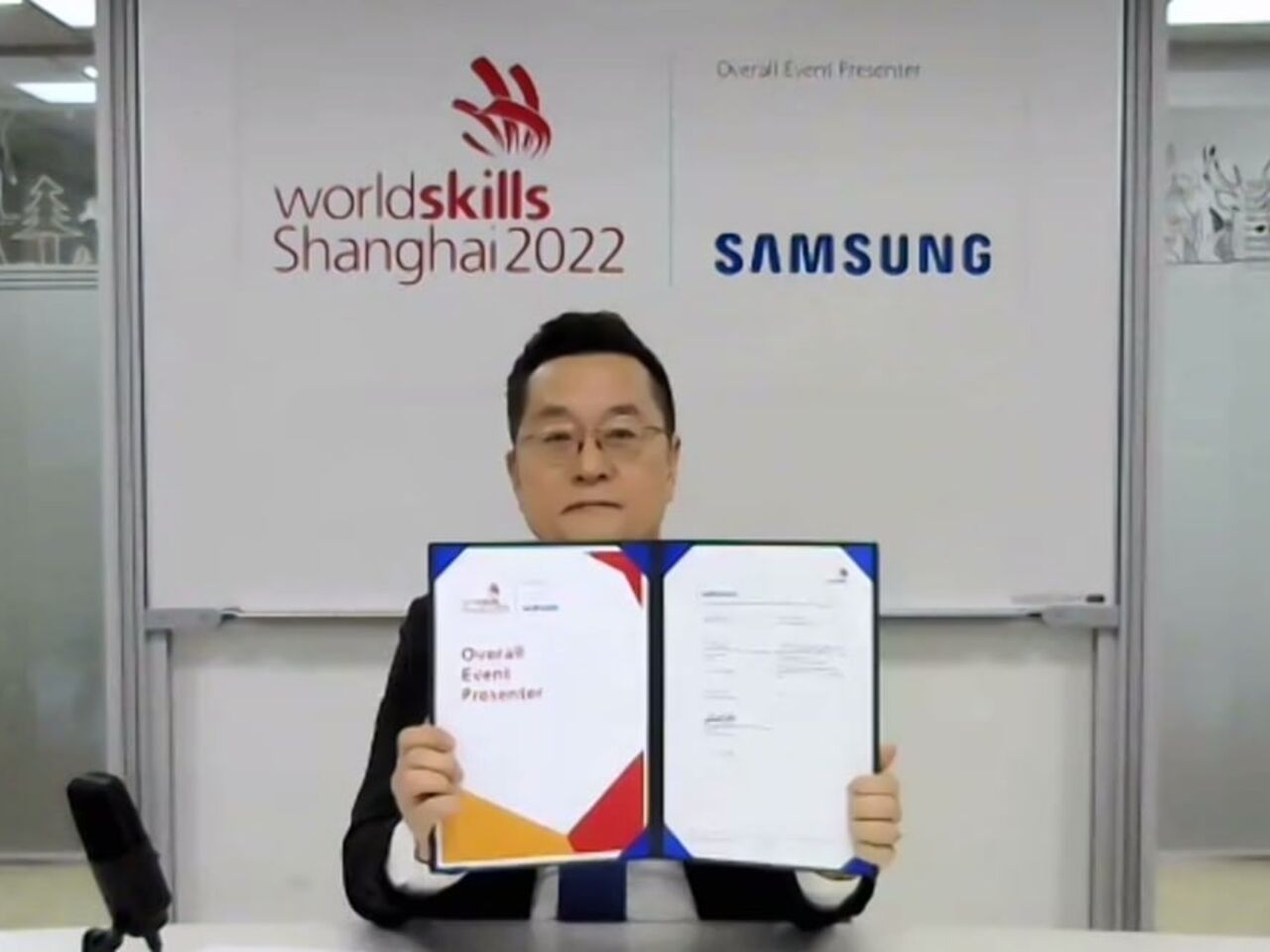 Dongseob jang博士，三星技能秘书长和三星电子副总裁，在签署的野龙。
