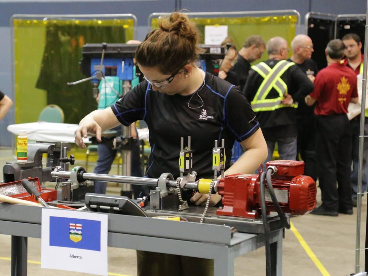 迪安娜·雷诺兹（Deanna Reynolds）在工业机械师米尔赖特斯（Millwrights）技能竞赛中争夺艾伯塔省（Alberta）。